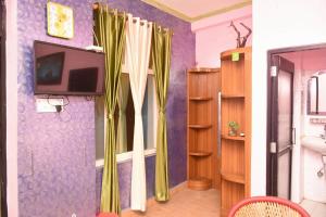 TV a/nebo společenská místnost v ubytování DWARIKA HOTEL