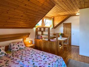 ein Schlafzimmer mit einem Bett und einem Schreibtisch in einem Zimmer in der Unterkunft Ferienwohnungen am See Haus Spitzer in Keutschach am See
