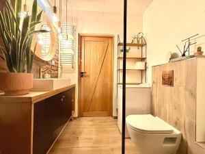 a bathroom with a toilet and a sink at Apartament21 in Dziwnów