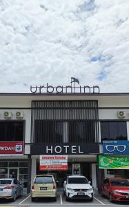 雪邦的住宿－Urban Inn, Salak Tinggi，停车场内有车辆的旅馆