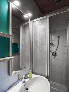 ein Bad mit einem Waschbecken, einer Dusche und einem Spiegel in der Unterkunft Ferienwohnungen am See Haus Spitzer in Keutschach am See
