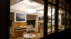 une chambre avec une table et une cuisine avec une fenêtre dans l'établissement Hotel & Fitness Castello, à Seewalchen am Attersee