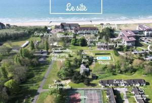 uma vista aérea de um resort perto da praia em Sweet Home Cabourg Hôtel et gîtes em Cabourg