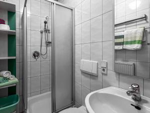 コイチャッハ・アム・ゼーにあるFerienwohnungen am See Haus Spitzerのバスルーム(シャワー、洗面台、トイレ付)