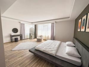 - une chambre avec un grand lit et un salon dans l'établissement 113 - Cozy,City View,Lux,Relax, à Ankara