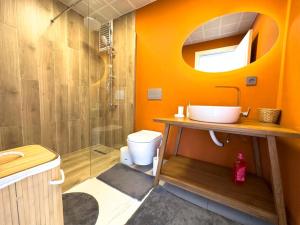 La salle de bains est pourvue d'un lavabo, d'une douche et de toilettes. dans l'établissement 113 - Cozy,City View,Lux,Relax, à Ankara