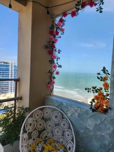 d'un balcon avec une table et une vue sur l'océan. dans l'établissement Homestay NHÀ THỦY, à Vung Tau