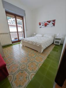 una camera con letto e pavimento verde di Intero appartamento nel cuore di Maiori a Maiori