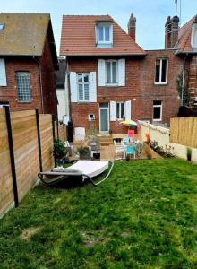 - un petit bateau dans la cour d'une maison dans l'établissement Maison de vacances familiale à Trouville-sur-mer, à Trouville-sur-Mer