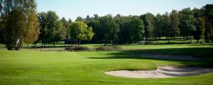 uma vista para um campo de golfe com um verde em Torbjörntorp Betel em Falköping