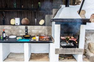 un horno al aire libre con comida en una mesa en La Morisca en Vega de San Mateo