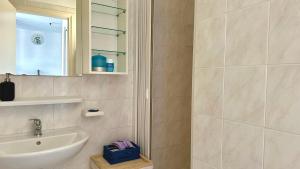 Imagen de la galería de M386 - Marcelli, trilocale con giardino e vista mare, en Marcelli 11 fotos más