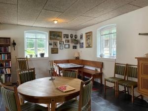 - une salle à manger avec une table et des chaises en bois dans l'établissement Mormors Stue - Grethelund, à Silkeborg