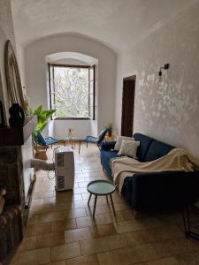 - un salon avec un canapé bleu et une table dans l'établissement Appartement centre Saint Florent, à Saint-Florent