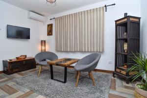 een woonkamer met 2 stoelen en een tafel bij Guest House Amfora in Budva