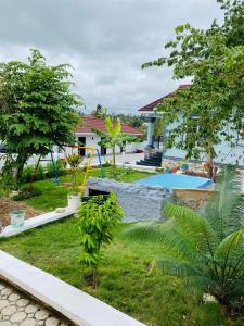ein Resort mit einem Pool und einem Spielplatz in der Unterkunft Homeaway4m home in Daressalam