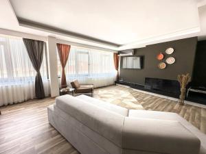 una sala de estar con un sofá blanco en una habitación en 112 -Excellent City View, Luxury, Bathtub,New ren., en Ankara