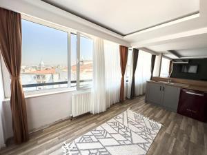 sala de estar con ventana grande y TV en 112 -Excellent City View, Luxury, Bathtub,New ren., en Ankara
