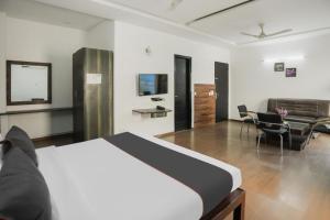 1 dormitorio con 1 cama y sala de estar en StayKar by Loomstay en Gurgaon