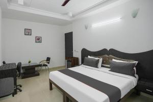 1 dormitorio con 1 cama y escritorio en una habitación en StayKar by Loomstay en Gurgaon