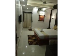 un bagno con un letto in una camera di Airport Hotel, Andaman and Nicobar Islands a Port Blair