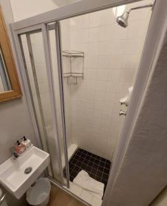 e bagno con doccia, servizi igienici e lavandino. di Apartment in Stellenbosch a Stellenbosch