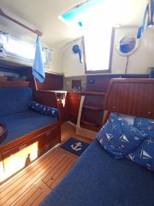 a view of the inside of a boat with a bed at FORDEVIND- in Bar