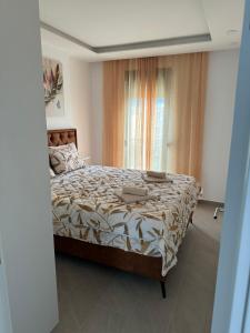 a bedroom with a bed in a room with a window at Apartman ANNA ATINA Budva in Budva