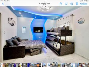 Habitación con cama y techo azul. en Theofilos apartment en Kalymnos