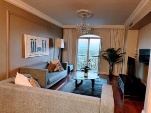 sala de estar con sofá y mesa en Cape Royale Luxury Suite, en Ciudad del Cabo