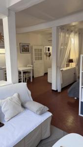 sypialnia z łóżkiem i jadalnia ze stołem w obiekcie Studio Gambetta Saint-Tropez w Saint-Tropez
