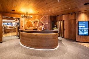 Area lobi atau resepsionis di Savoy Dolomites Luxury & Spa Hotel