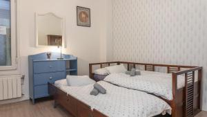 A bed or beds in a room at Bonito y espacioso piso en Bilbao. Centro Még 12 kép