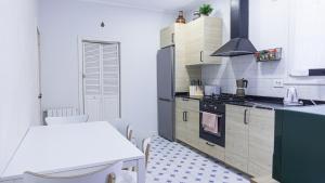 A kitchen or kitchenette at Bonito y espacioso piso en Bilbao. Centro