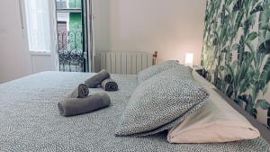 A bed or beds in a room at Bonito y espacioso piso en Bilbao. Centro