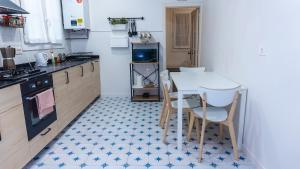 A kitchen or kitchenette at Bonito y espacioso piso en Bilbao. Centro