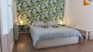 A bed or beds in a room at Bonito y espacioso piso en Bilbao. Centro