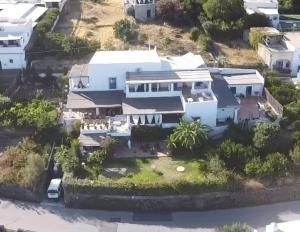 una vista aérea de una gran casa blanca en Villa Anna Salina en Santa Marina Salina