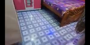 um quarto com uma cama com uma casa de brinquedos no chão em Hours home em Calcutá