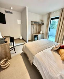 1 dormitorio con cama, escritorio y ventana en Civico 29 rooms, en Peschiera del Garda