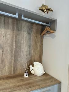 a room with a shelf with a fish on it at Civico 29 rooms in Peschiera del Garda