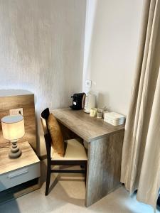 una scrivania in legno con sedia e lampada di Civico 29 rooms a Peschiera del Garda
