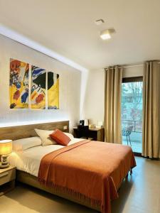 una camera con un grande letto e una finestra di Civico 29 rooms a Peschiera del Garda