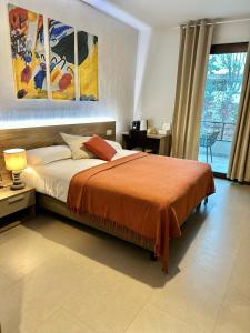 Un dormitorio con una cama grande y una ventana en Civico 29 rooms, en Peschiera del Garda