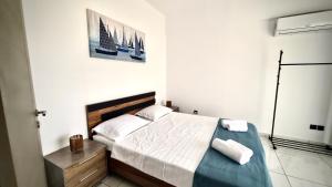 um quarto com uma cama e uma fotografia de barcos na parede em 351 Turquoise Oasis em Limassol