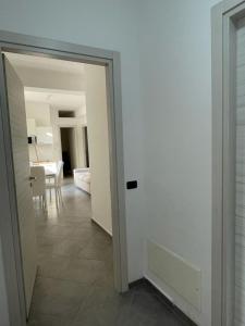 un pasillo con una puerta que conduce a una sala de estar en Casa vacanze Marinella en Bagnara Calabra