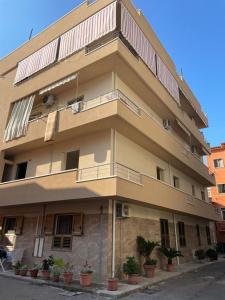 un edificio con un balcón en el lateral. en Casa vacanze Marinella en Bagnara Calabra