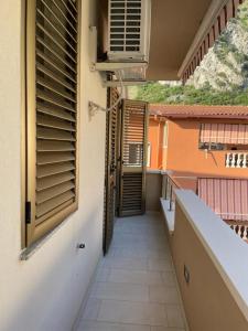 balcón con ventana abierta y pasillo en Casa vacanze Marinella en Bagnara Calabra