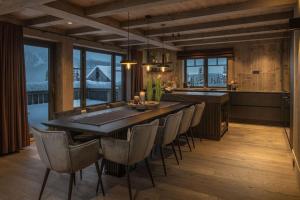 a dining room with a large table and chairs at Hyttekos Lodge: luxury ski-in/ski-out chalet in Kvitfjell