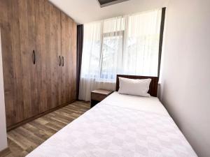 アンカラにある109-Luxury Ankara Downtown Homeのベッドルーム1室(大型ベッド1台、木製キャビネット付)